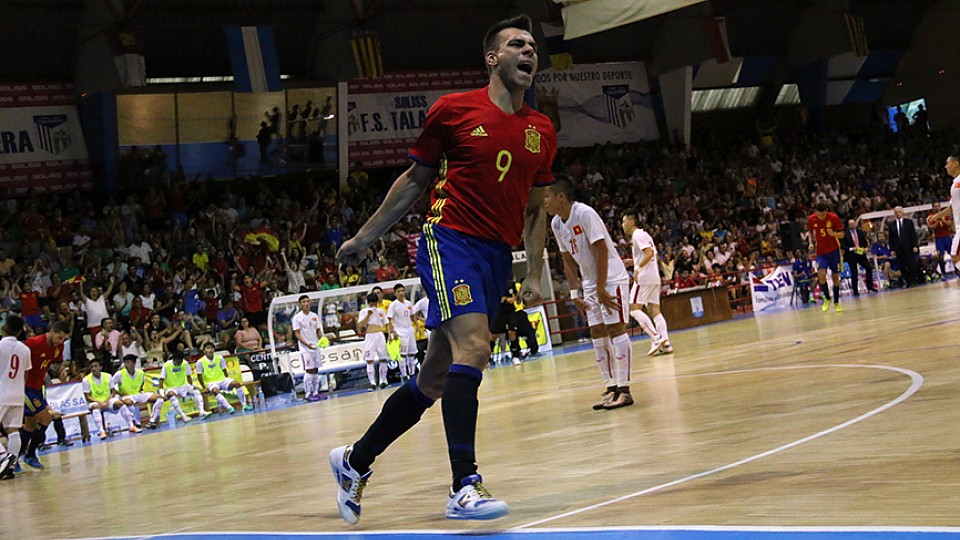 Sergio Lozano celebra un gol español
