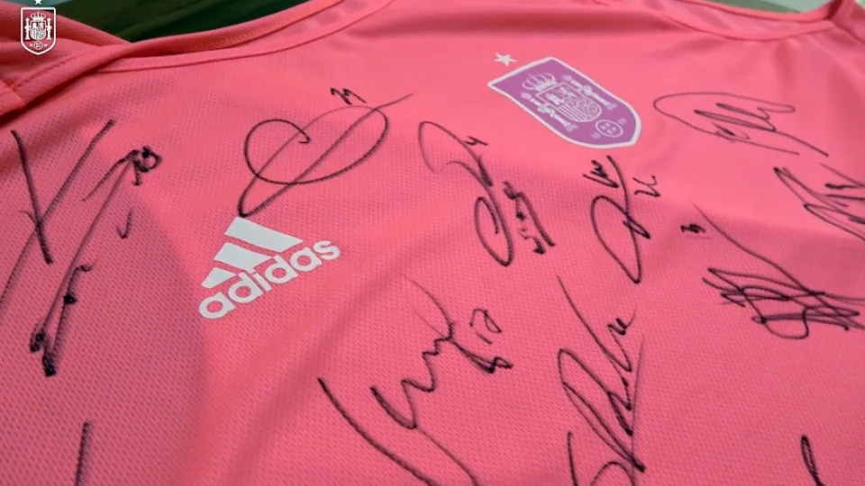 Peto rosa firmado por todos los integrantes de la Selección española de fútbol