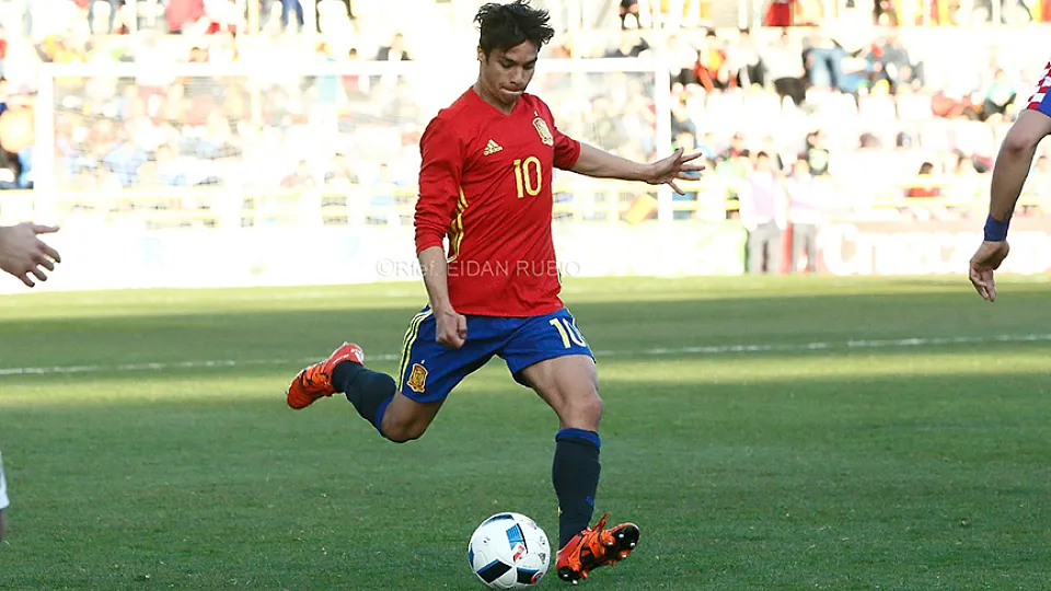 Oliver Torres controla un balón ante Croacia