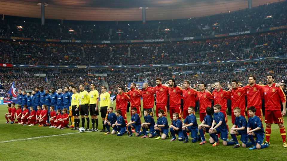 Las selecciones de Francia y España posan antes de uno de sus últimos partidos