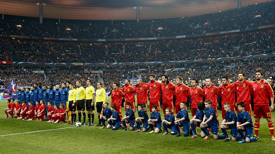 Las selecciones de Francia y España posan antes de uno de sus últimos partidos