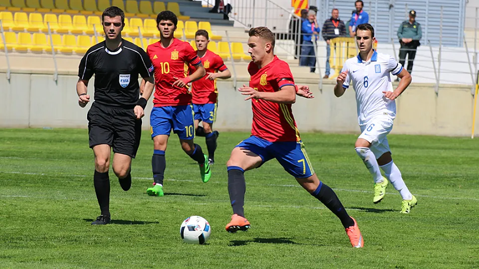 Javier Ontiveros conduce un balón con la selección española