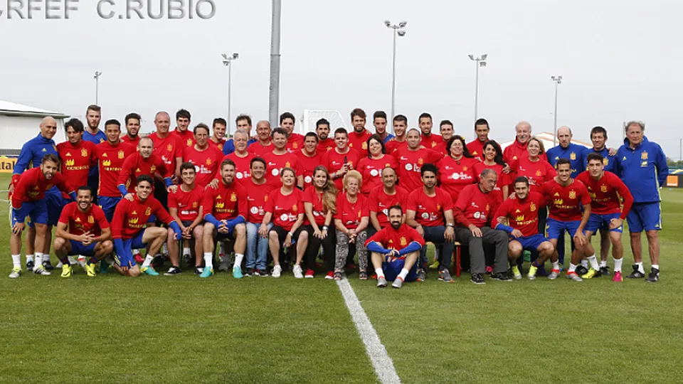 La Otra Selección posó con los 23 de Vicente del Bosque