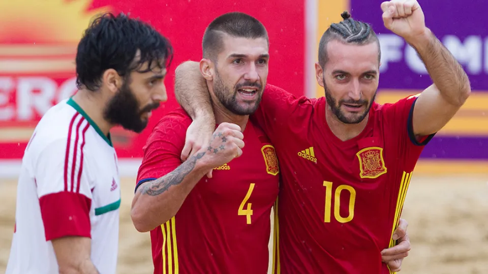 Pablo y Llorenç celebran un gol de España