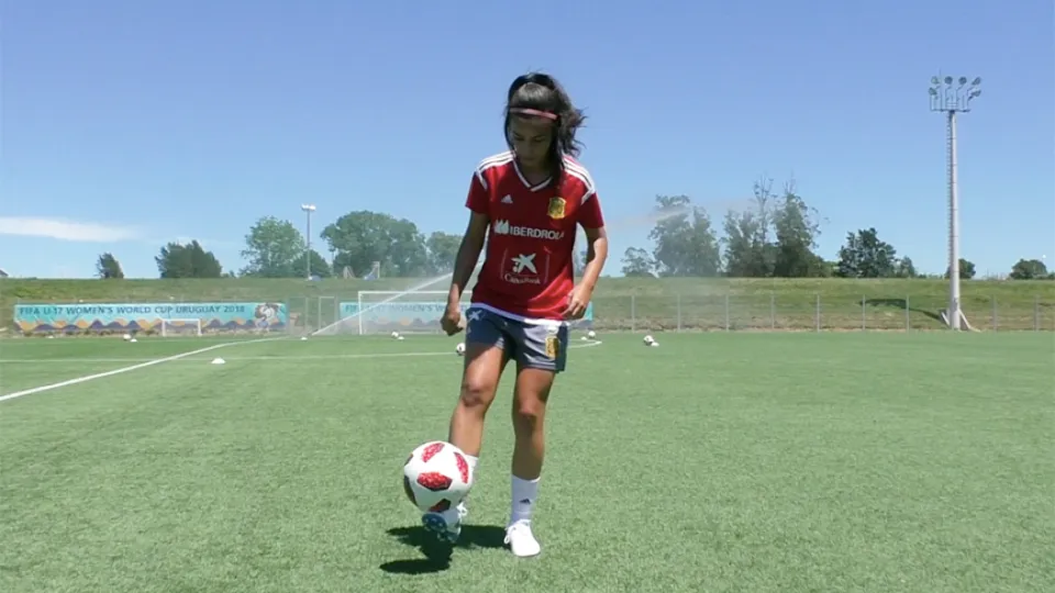 Paola Hernández haciendo malabarismos