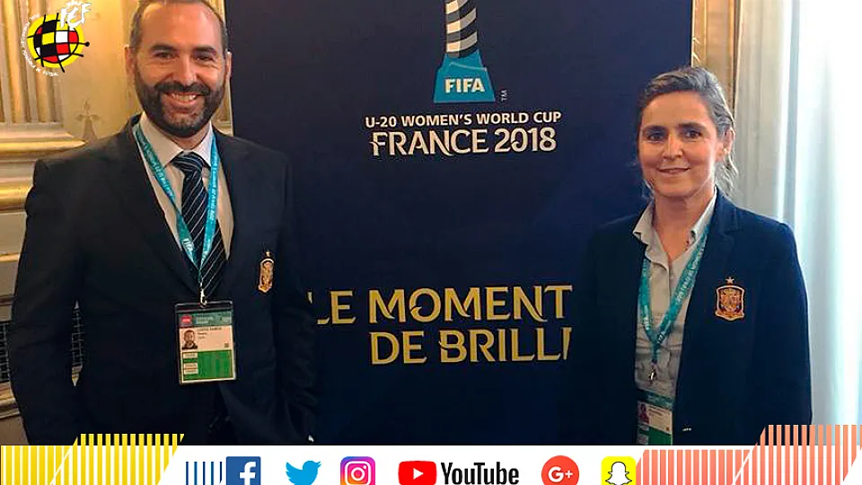 Pedro López y Edurne posan en el lugar del sorteo
