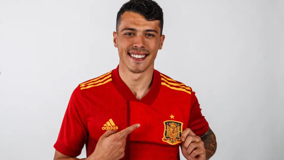 Pedro Porro señala el escudo de España en su camiseta