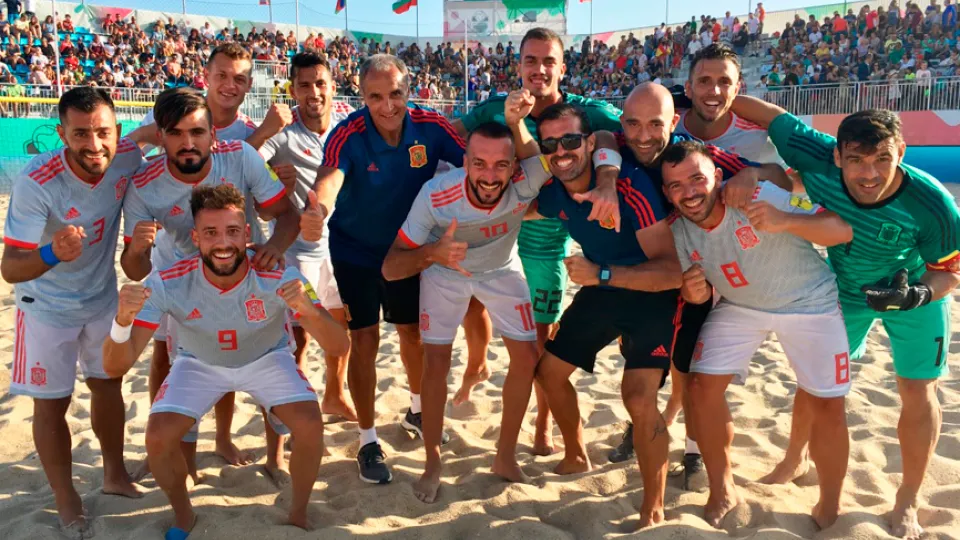 La Selección española de fútbol playa festeja su victoria ante Azerbaiyán