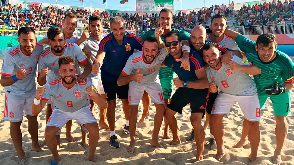 La Selección española de fútbol playa festeja su victoria ante Azerbaiyán