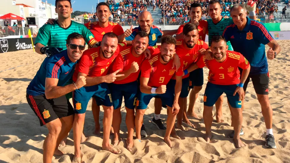La Selección española de fútbol playa festeja su victoria ante Turquía