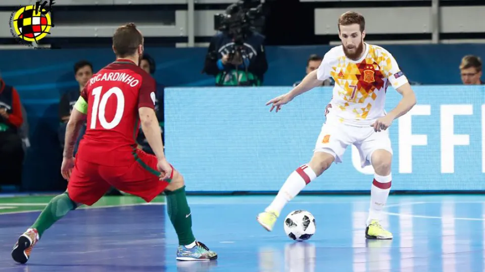 Pola controla un balón en la final ante Ricardinho