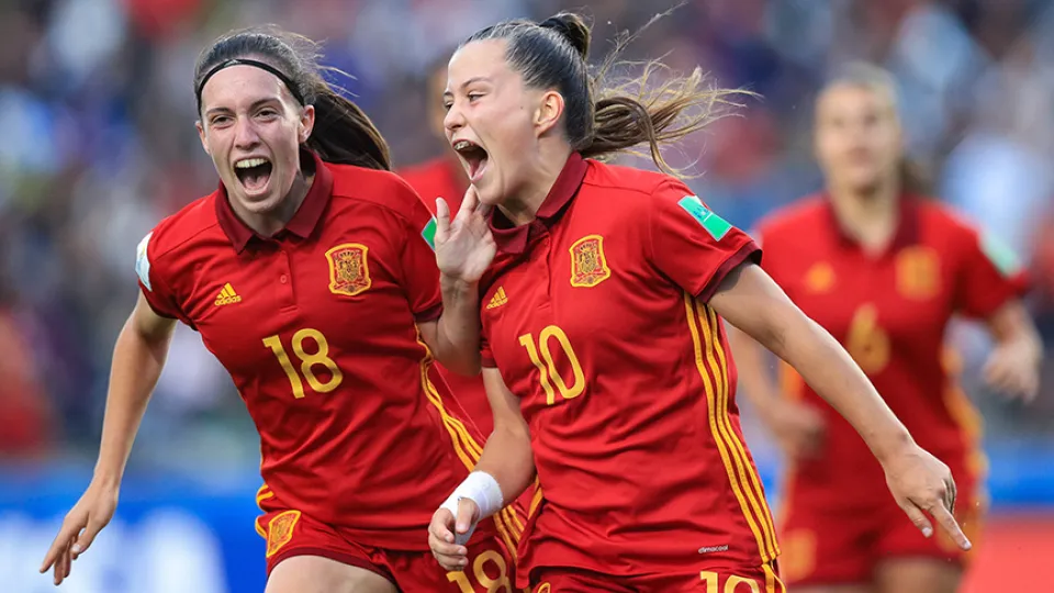 Claudia Pina y Eva Navarro celebran un gol