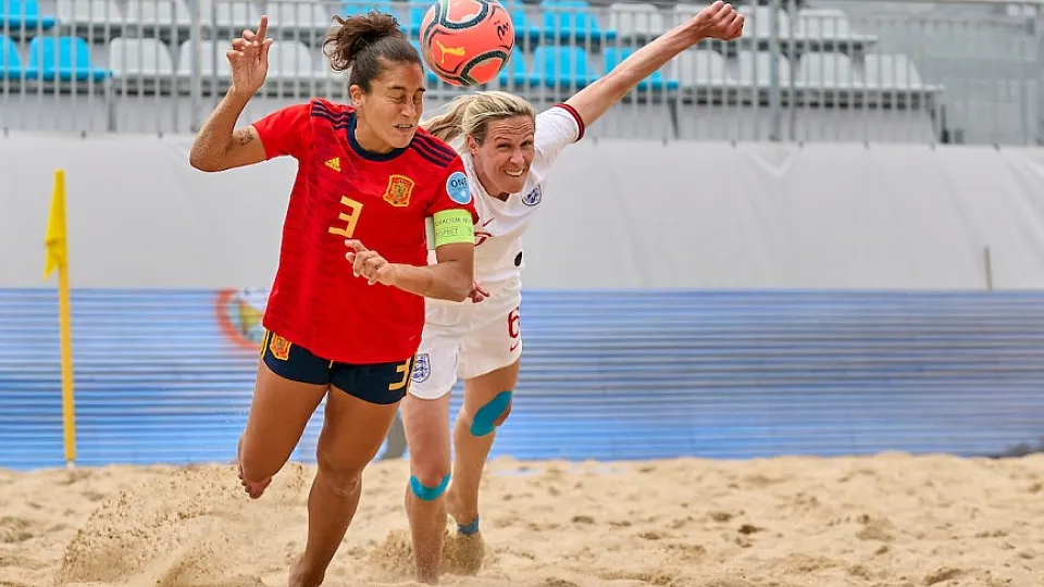 Andrea Mirón pelea por un balón
