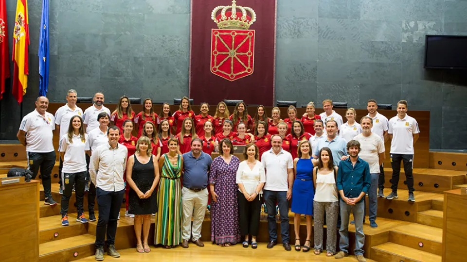 Posado de la Selección femenina Sub-20 en el parlamento de Navarra