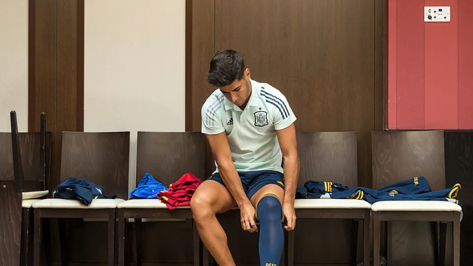 Marco Asensio vistiéndose con la ropa de la Selección