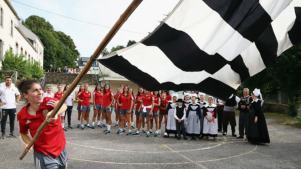 Lucía García ondea la bandera bretona ante sus compañeras en Pont-Aven
