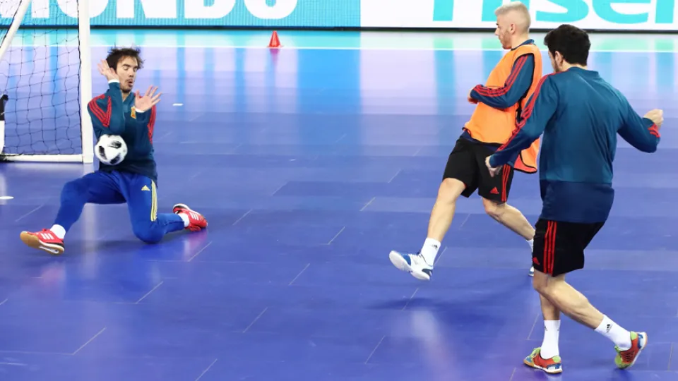 La selección española de fútbol sala entrena la víspera de su partido frente a Azerbaiyán