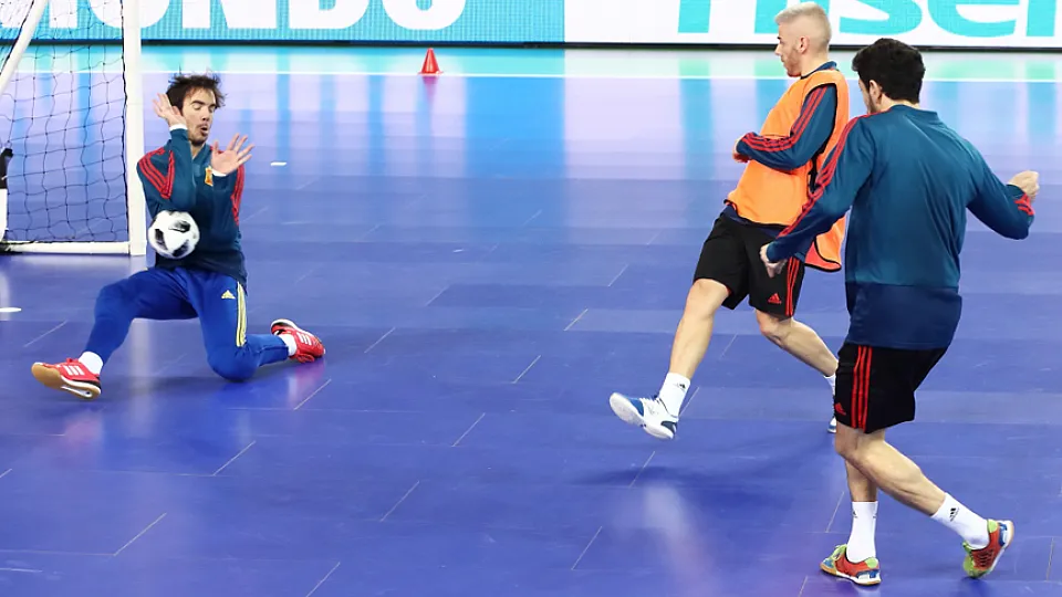 La selección española de fútbol sala entrena la víspera de su partido frente a Azerbaiyán