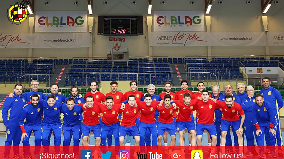 La Selección Española de Fútbol Sala posa al completo en el Sports Hall de Elblag (Polonia)