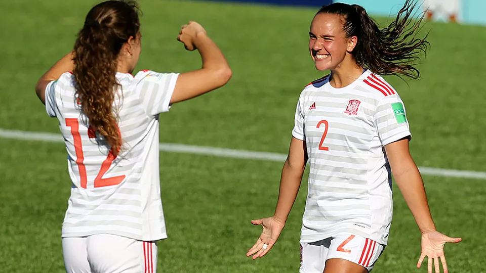 Nerea celebra un gol con Leire