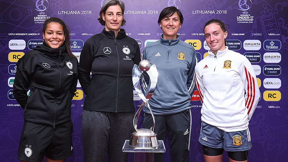 Posado de las seleccionadoras y las capitanas finalistas