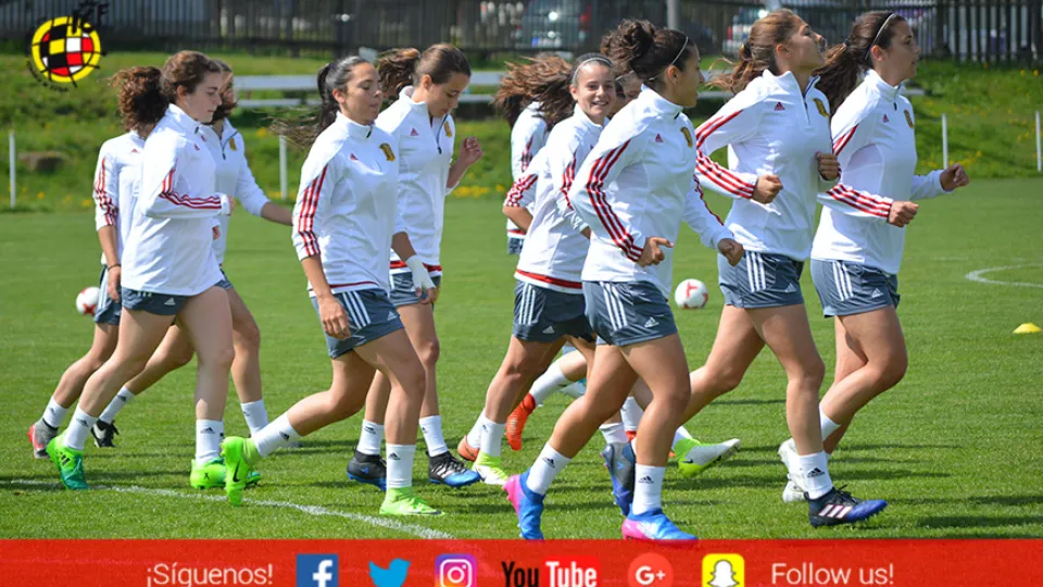 GALERÍA | Las internacionales toman contacto con el césped checo antes del debut