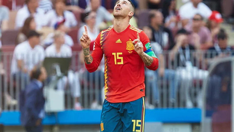 Sergio Ramos celebra un tanto con la Selección española