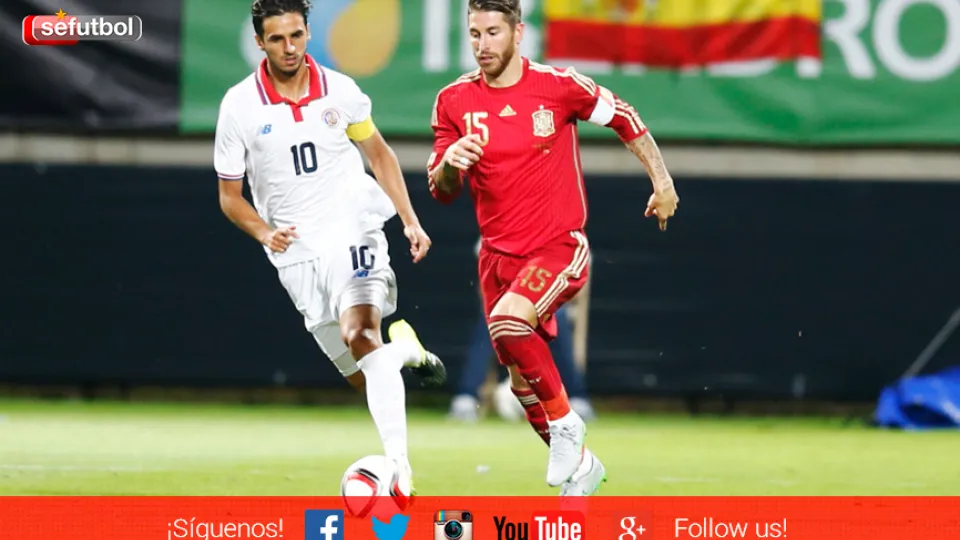 Sergio Ramos avanza con el balón durante el encuentro amistoso disputado frente a Costa Rica