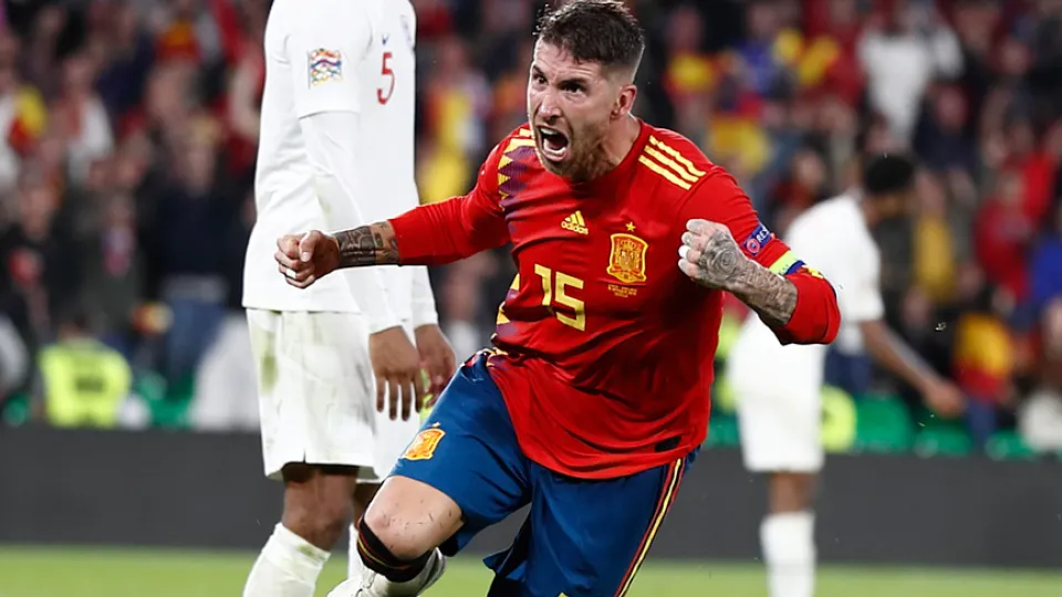 Sergio Ramos celebra su gol ante Inglaterra