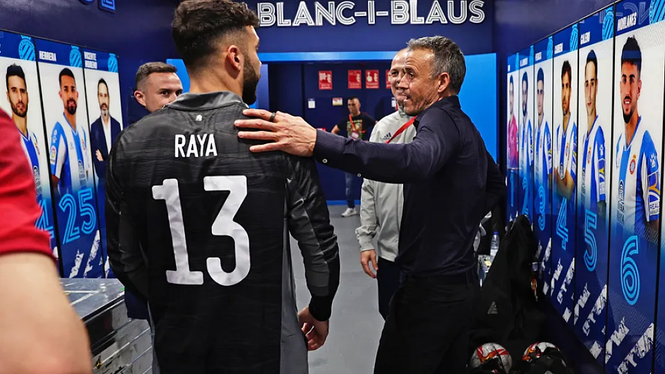 El seleccionador nacional, Luis Enrique Martínez, felicita a David Raya tras su debut