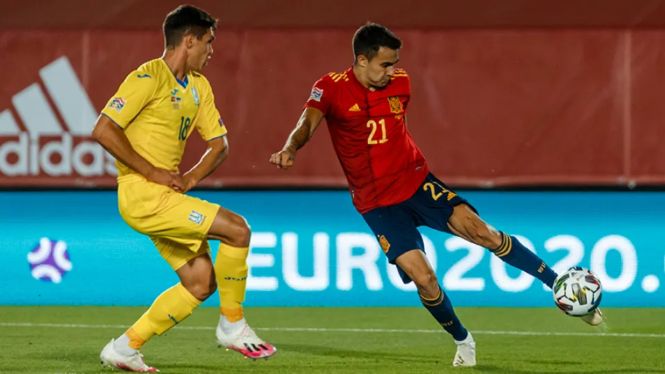 Sergio Reguilón dispara durante el encuentro ante Ucrania 
