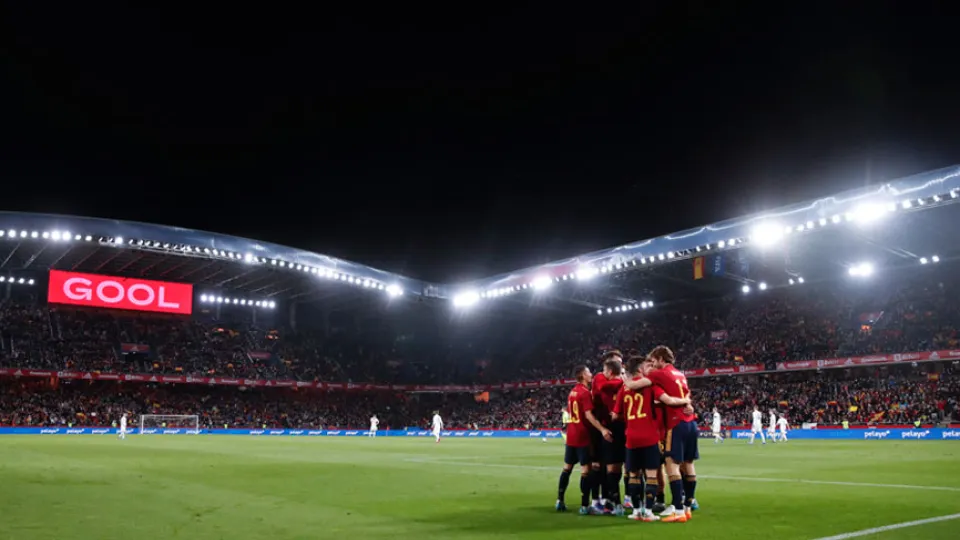 España celebra su victoria en Riazor