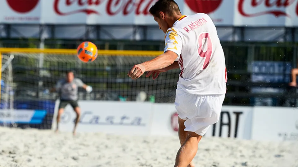 Te presentamos varios goles que han marcado internacionales de fútbol playa. ¿Crees que podrás imitarlos?