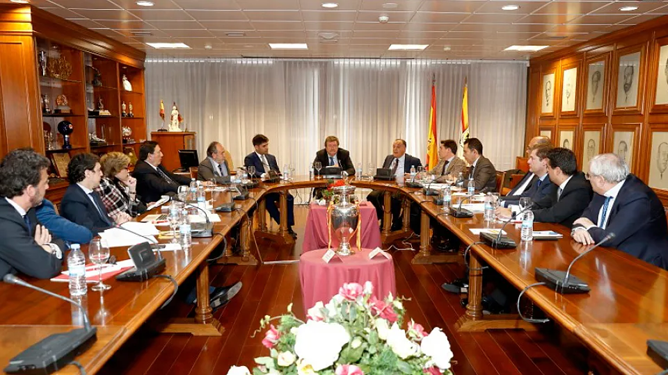 Imagen de la reunión entre la RFEF, LaLiga, AFE y el CSD en la Ciudad del Fútbol