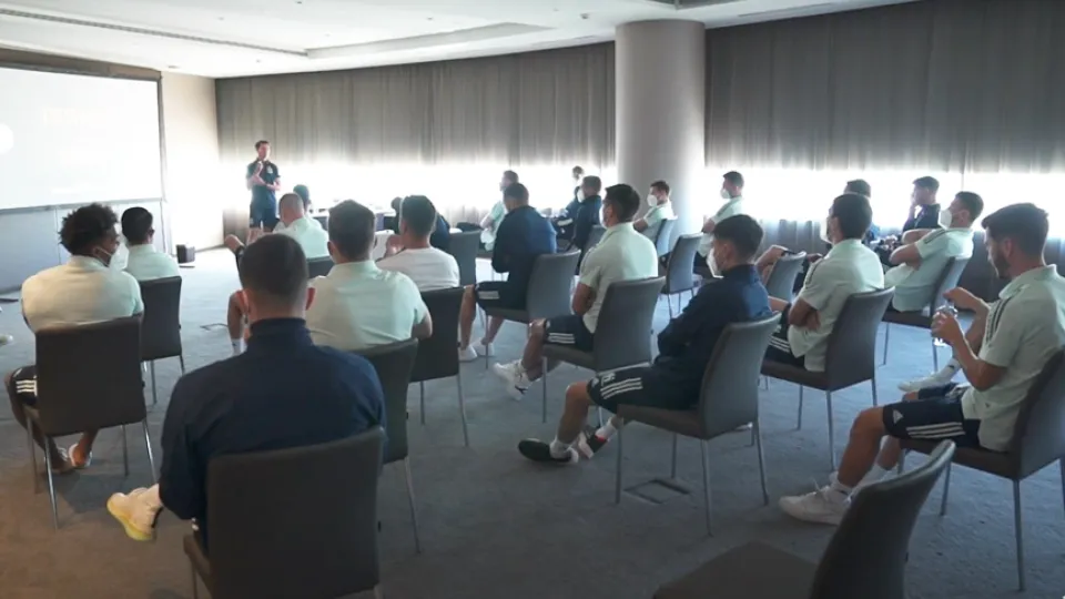 Sesión de vídeo de la Selección española antes de su partido frente a Eslovaquia