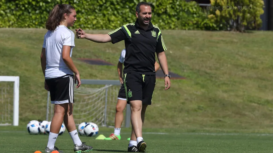 Pedro López alecciona a las jugadoras durante un entrenamiento 