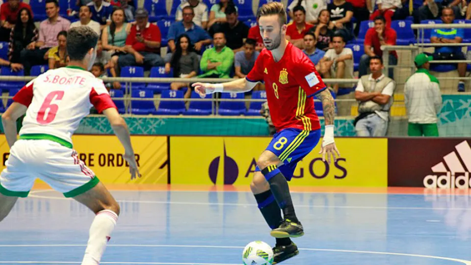 Mario Rivillos conduce el balón ante Marruecos