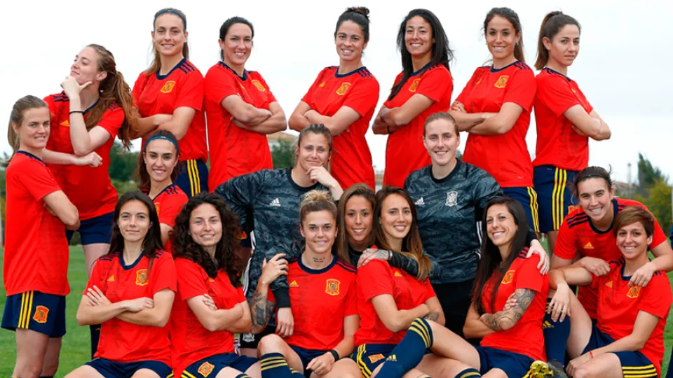 Las jugadoras de la Selección española posan con su nueva equipación