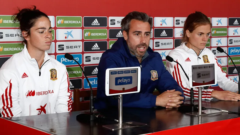 Jorge Vilda atiende a los medios en la sala de prensa del estadio Vicente Sanz de Don Benito