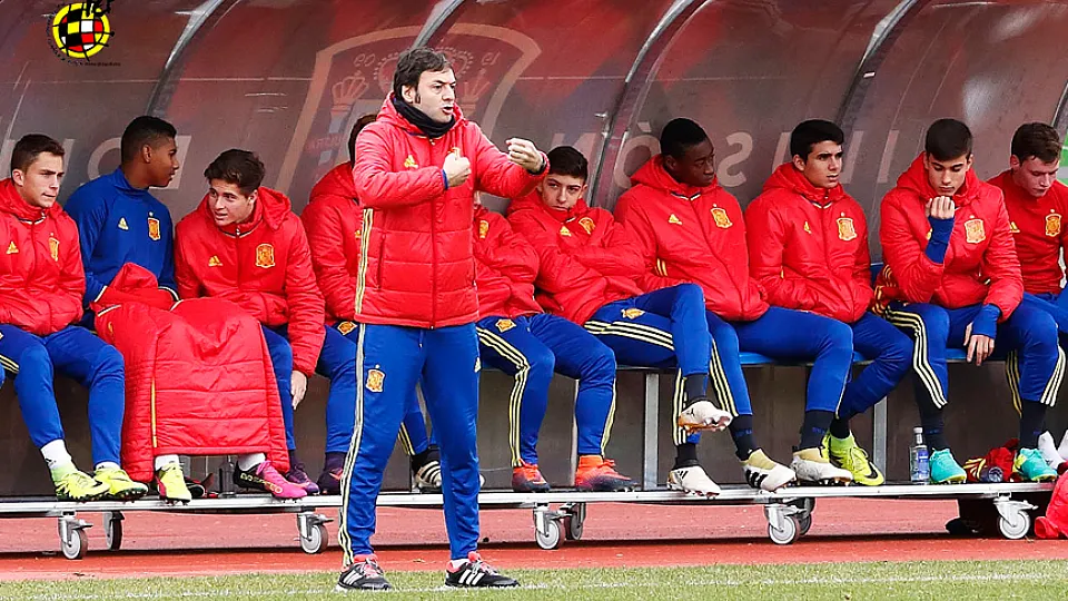 Santi Denia dirige a los Sub-17 durante un partido