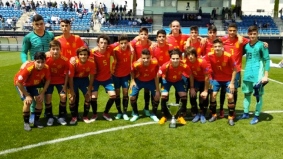 La selección española Sub-15 posa con el trofeo Miguel Malbo 