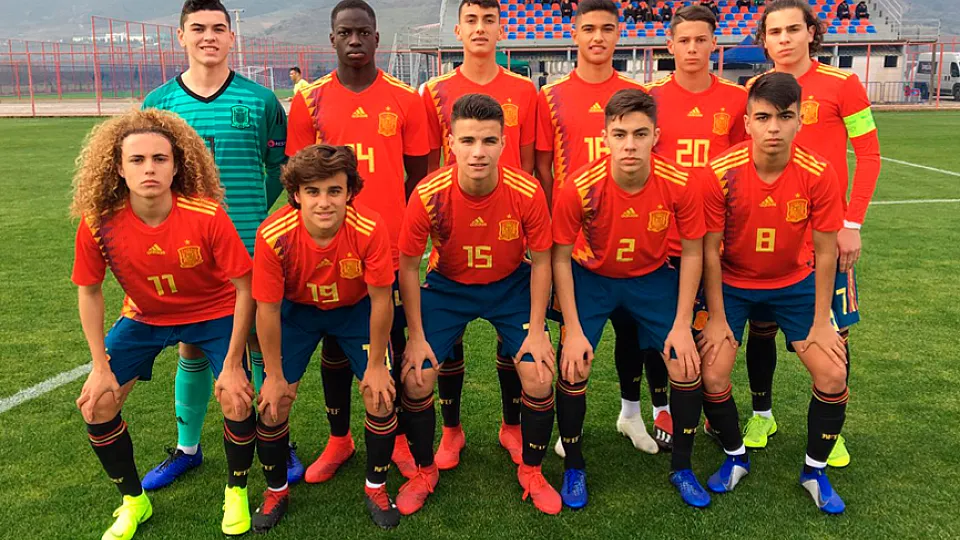 La Selección española Sub-16 posa antes de su encuentro contra Turquía en Izmir