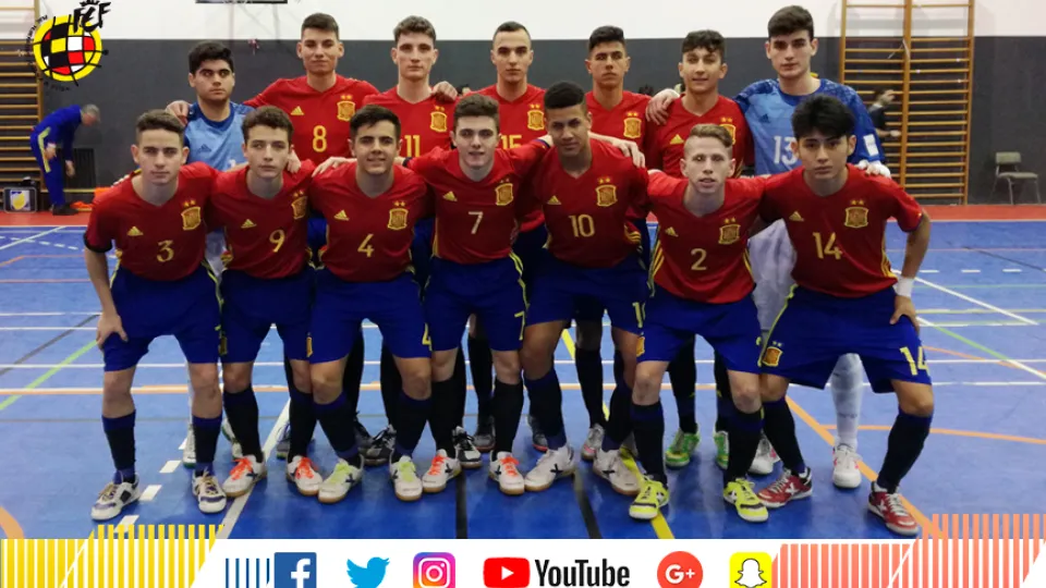 La Selección española Sub-17 de fútbol sala posa antes de su encuentro frente a Portugal