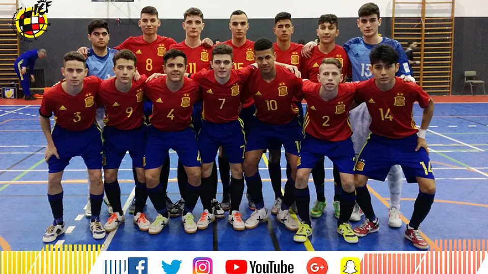 La Selección española Sub-17 de fútbol sala posa antes de su encuentro frente a Portugal