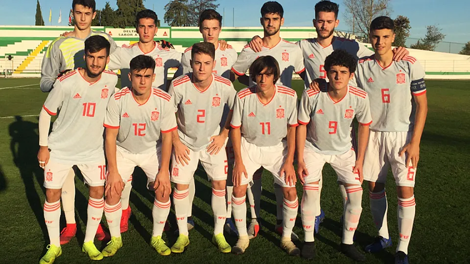 La Selección española Sub-18 posa antes de su encuentro frente a Portugal en el país luso