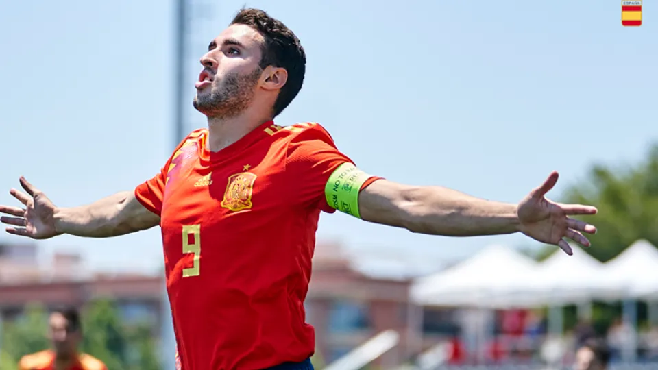 Abel Ruiz celebra un gol con España