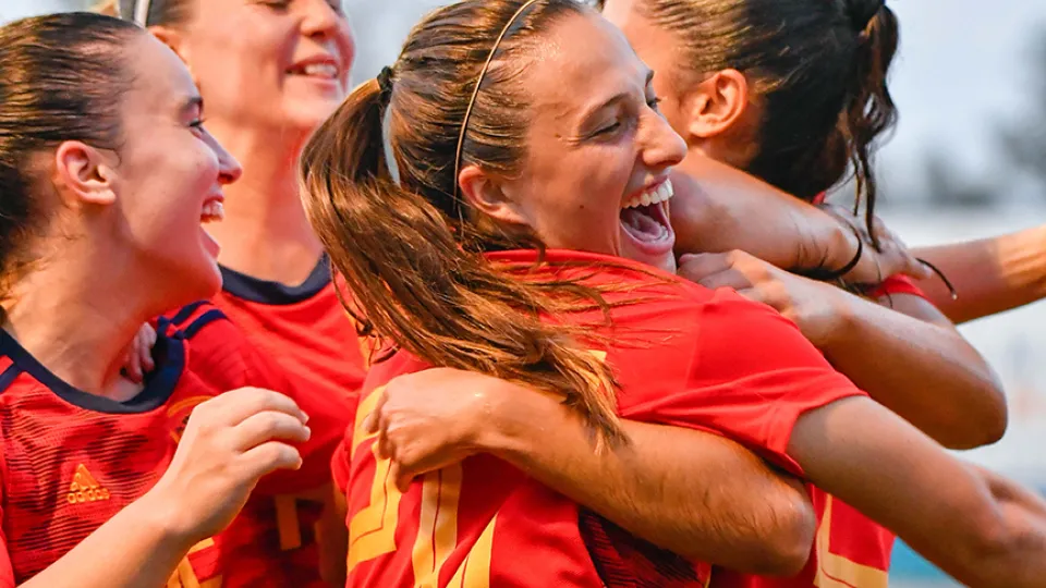 Las jugadoras de la selección española celebran uno de sus goles frente a India