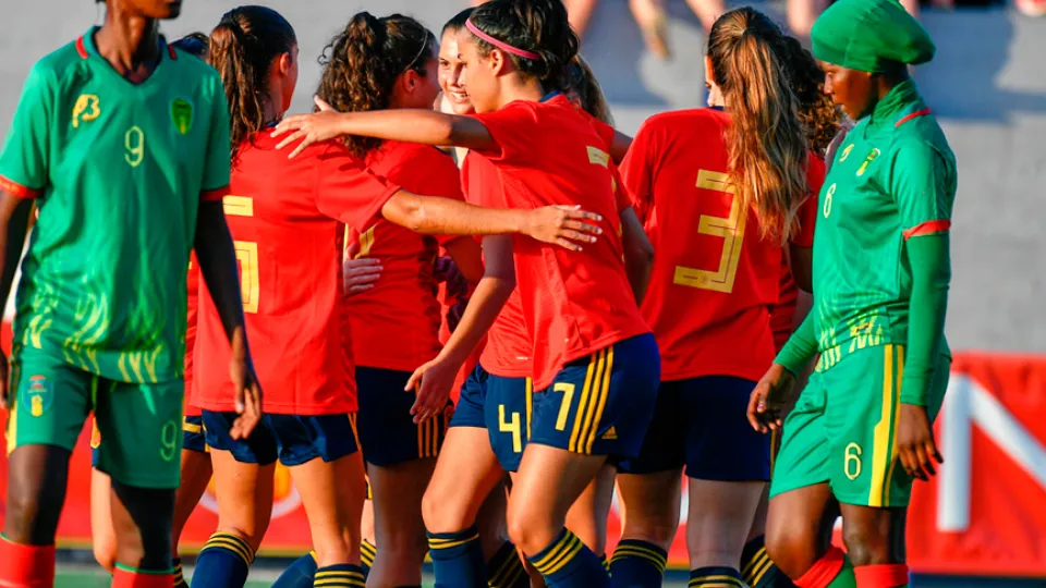 Las jugadoras de la selección española celebran uno de sus goles frente a Mauritania