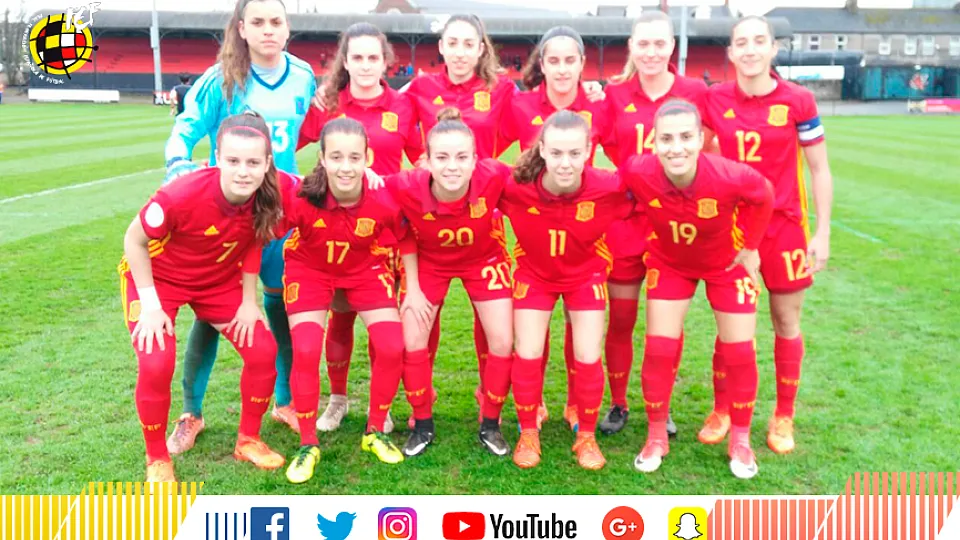 La selección española Sub-19 femenina posa antes de su encuentro frente a Austria en Cork