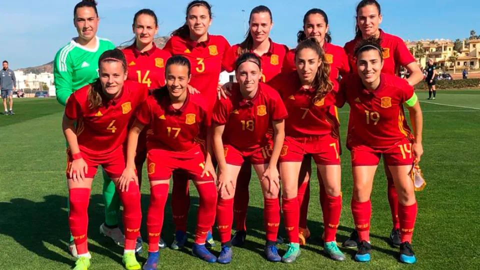 La Selección española Sub-19 femenina posa antes de su encuentro frente a Inglaterra 